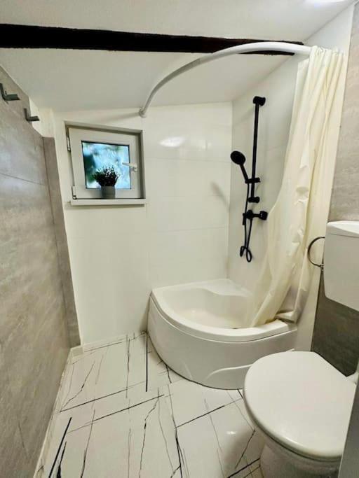 2-Room Cozy Retreat Near City Center Bucarest Exterior foto